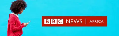 Getty Images/BBC Woman olhando para o seu telefone celular e notícias gráficas para a BBC Africa