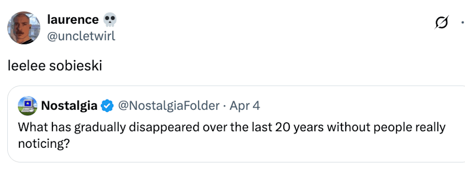 Uma captura de tela de um tweet de Lawrence, em resposta a um tweet perguntando o que desapareceu nos últimos vinte anos, com "Lily Subsky."