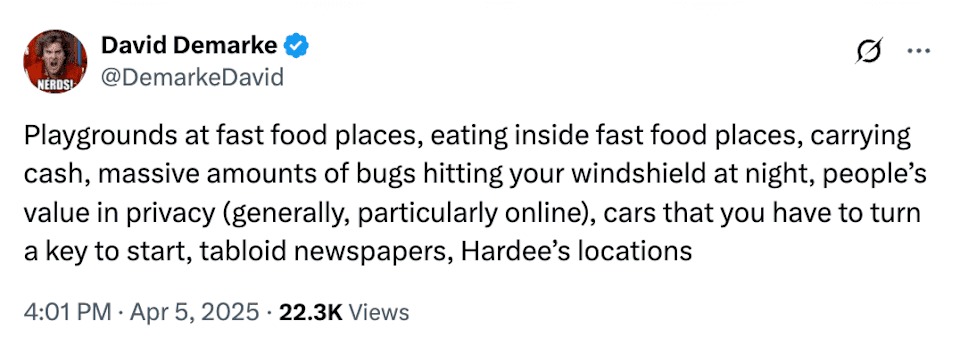 Lista de atividades de nostalgia, incluindo comer em locais de fast food, carregar dinheiro e usar teclas de material para carros